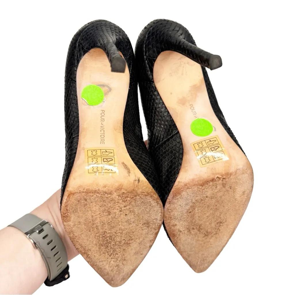 POUR LA VICTOIRE SNAKESKIN BLACK POINTY TOE HEELS SZ 7 - Image 8