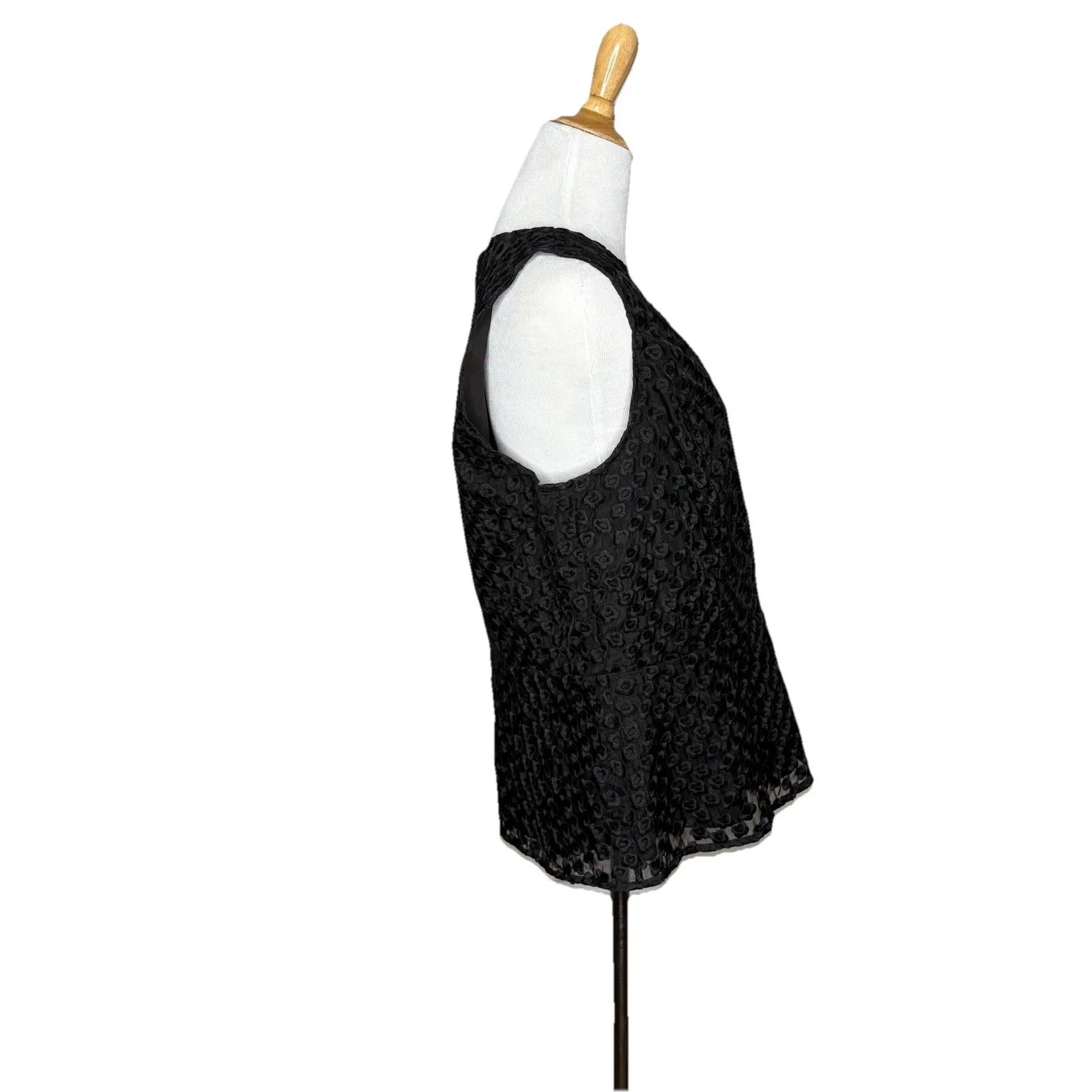 Ann Taylor black eyelet  lace sleeveless V neck  Lined blouse Size 12 Womens - Image 5