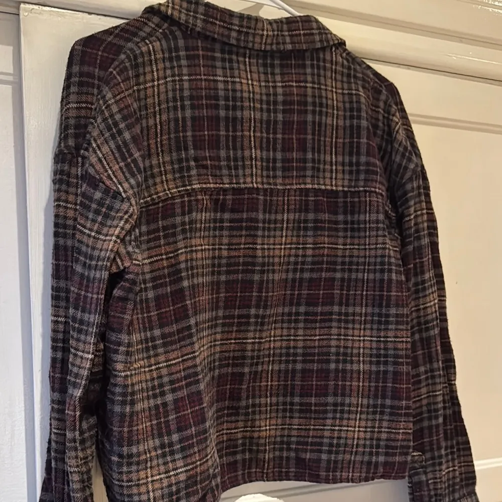 American Eagle Outfitters Black and Brown Boxy Crop Button Down Flannel - Image 3