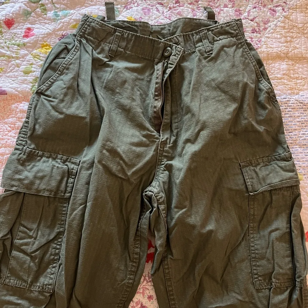 unisex green cargos Size 31 - Image 4