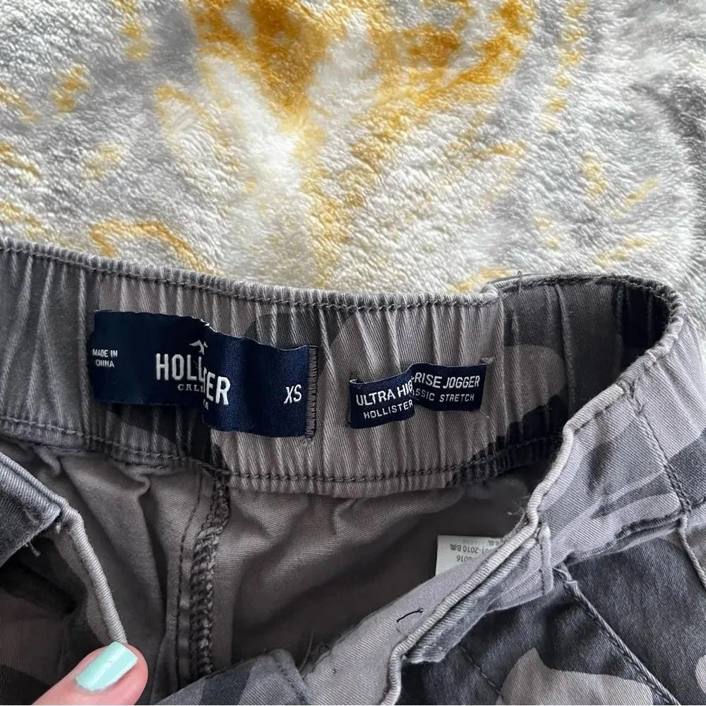 Hollister camo high rise cargo joggers size XS - Image 4