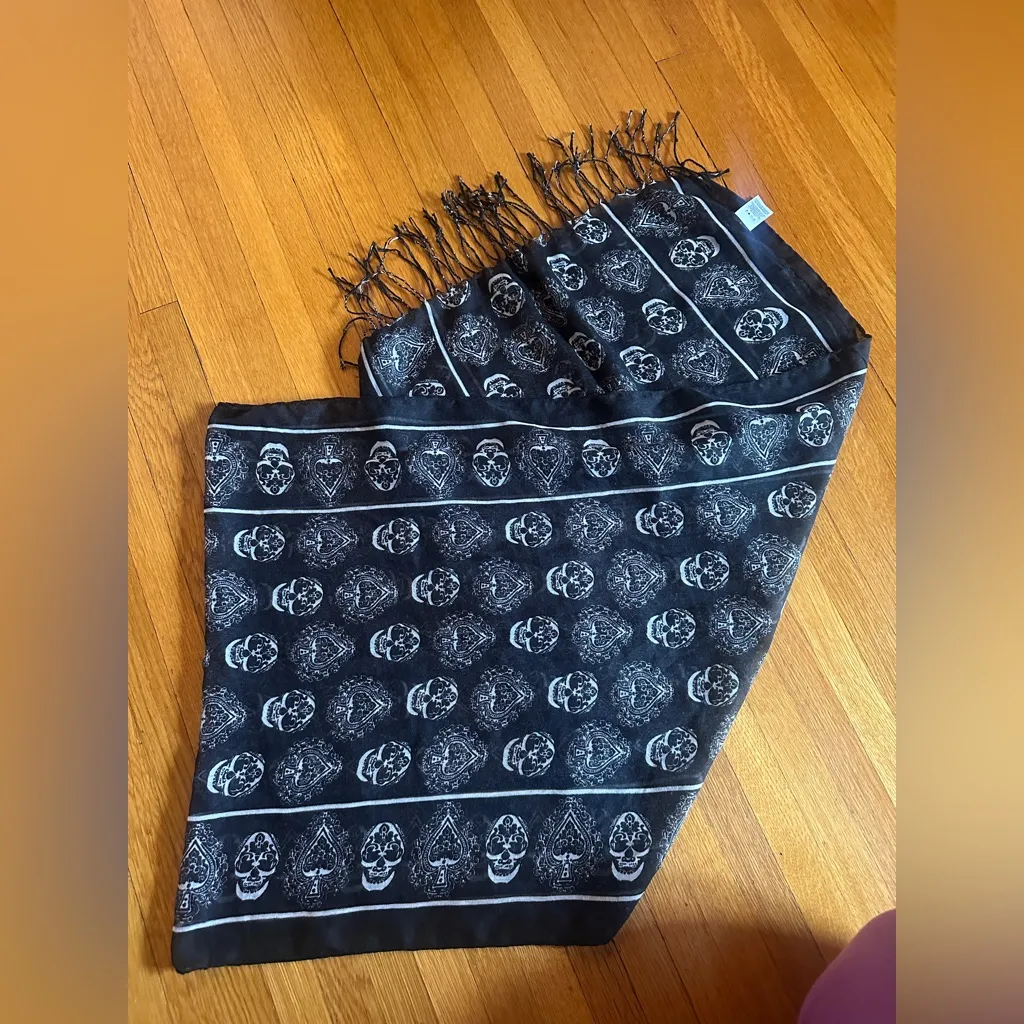 Vintage Y2K Black & White Skull & Spades Rectangle Scarf - Image 6