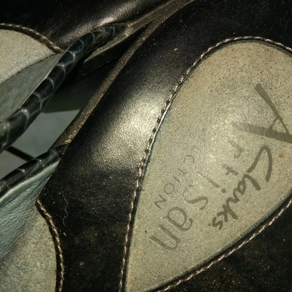 Clarks Artisan 7.5 Black Buckle Clog - Image 3