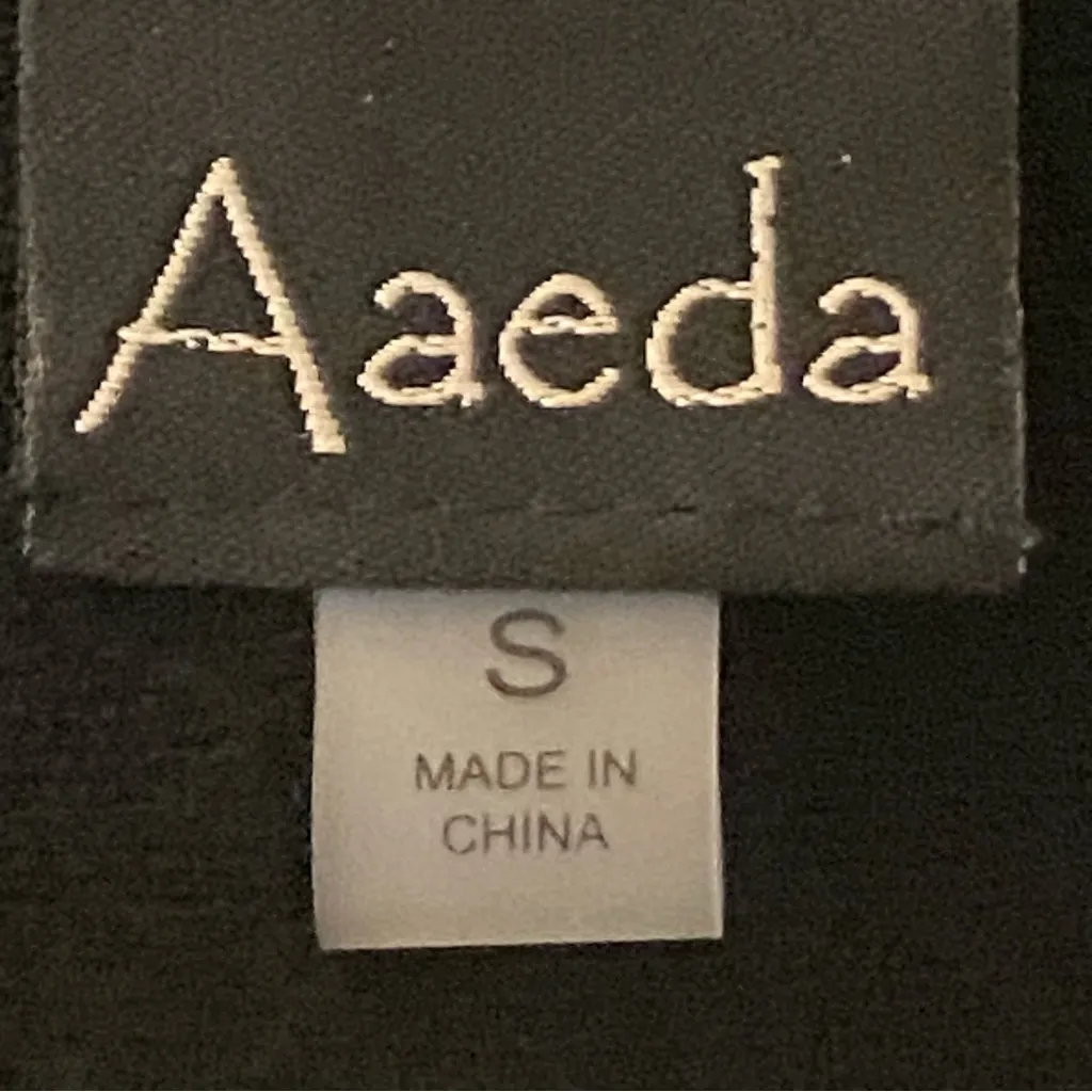 Aaeda Black Crew Neck Sweater w/white blanket - Image 10