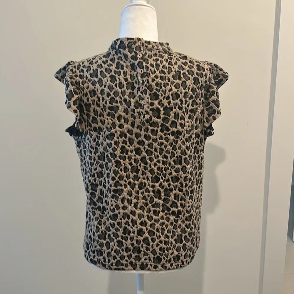 NWT THML Ruffle Sleeve Knit Leopard Print Top Sz M - Image 3