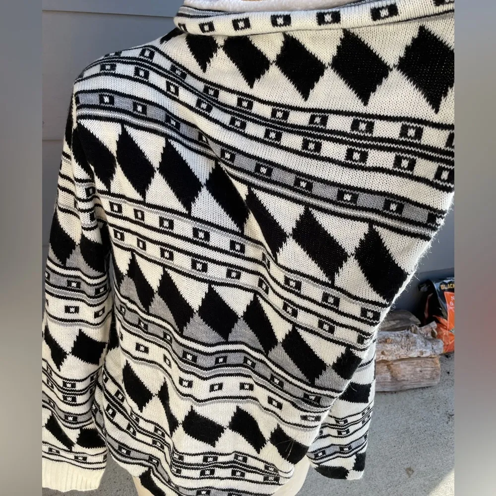 Black and white geometric soft, warm, fuzzy wrap or cardigan XL never worn gift - Image 5