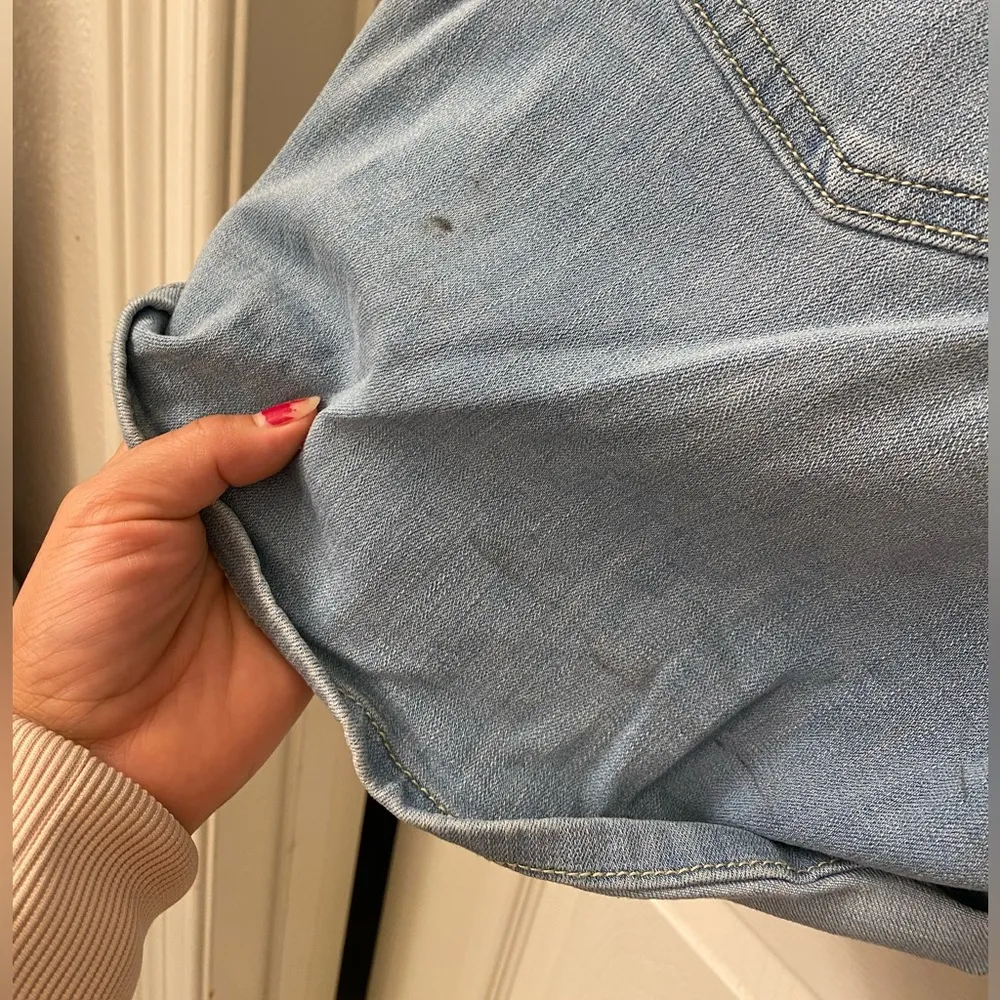 Levi’s shorts mid length size 31 - Image 6