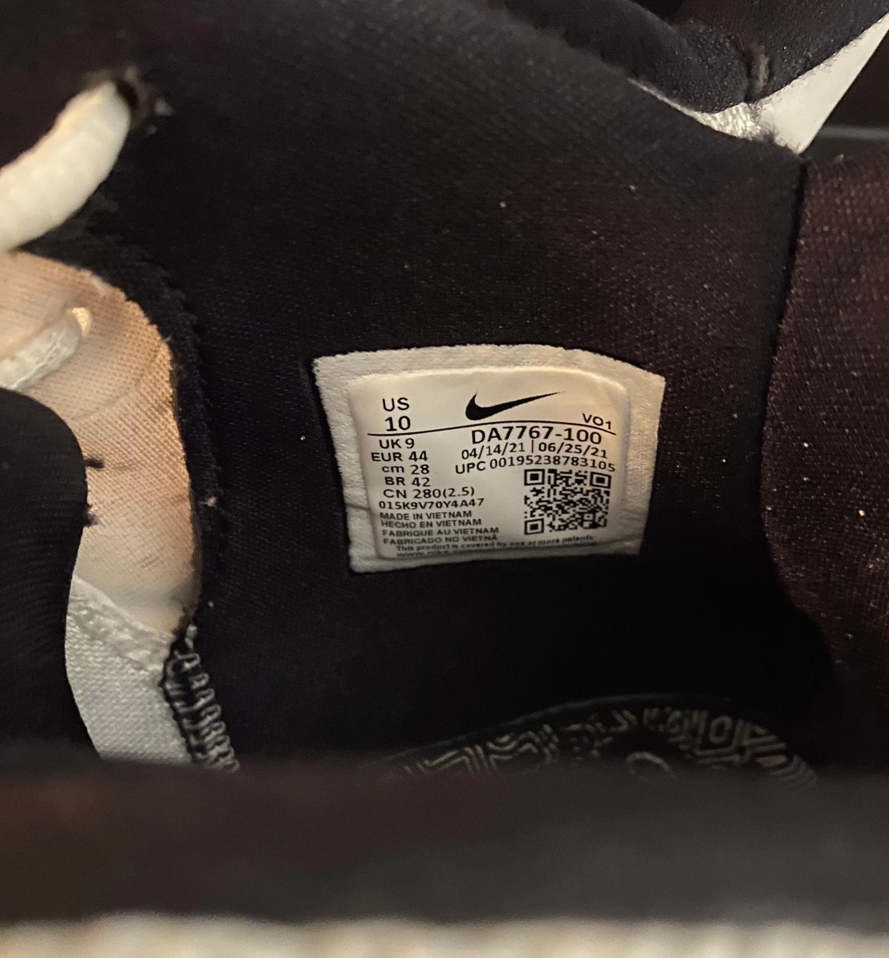 Nike white and black basketball shoes  - Image 7