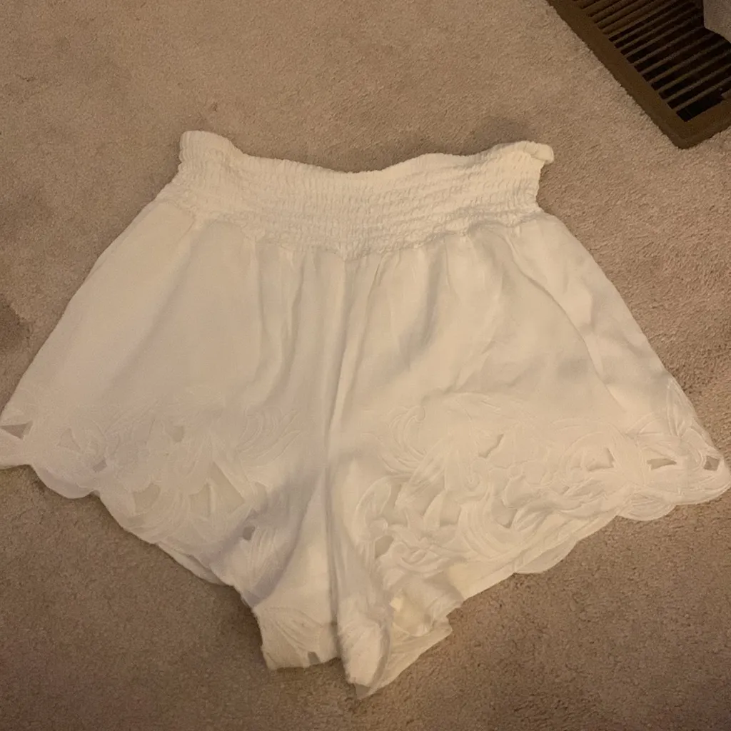 Torrid‎ White Floral Mesh Embroidered Shorts Size 0X - Image 4