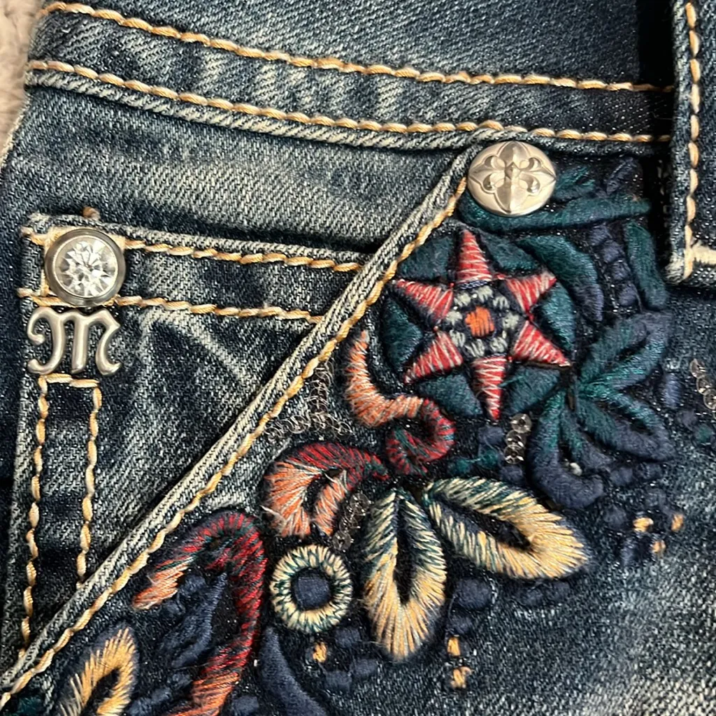 NWOT MissMe denim embroidered with rhinestones and detailed silver studs size 25 - Image 7