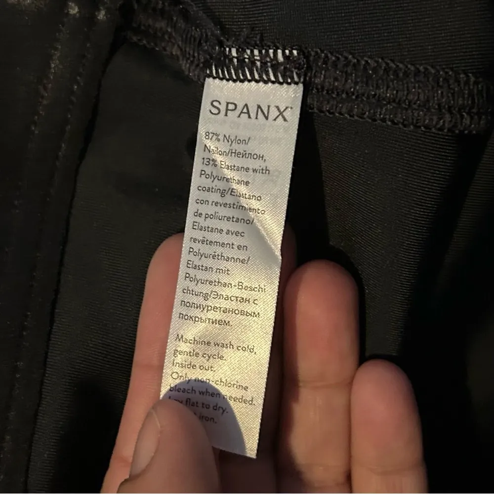 Spanx Trumpet A-line Black Faux Leather Size 1X Short Elastic Waist Short Skirt. - Image 6