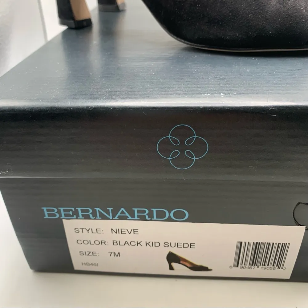 NWB Bernardo Nieve Women's Suede Peep Toe Pumps size 7M black 654 - Image 2