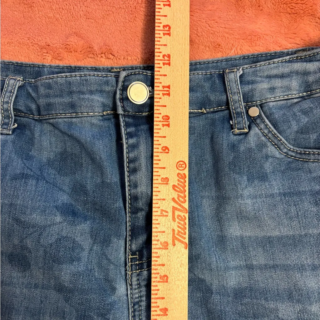 Christopher & Banks Denim Straight Leg Jeans with Floral Pattern - Image 4