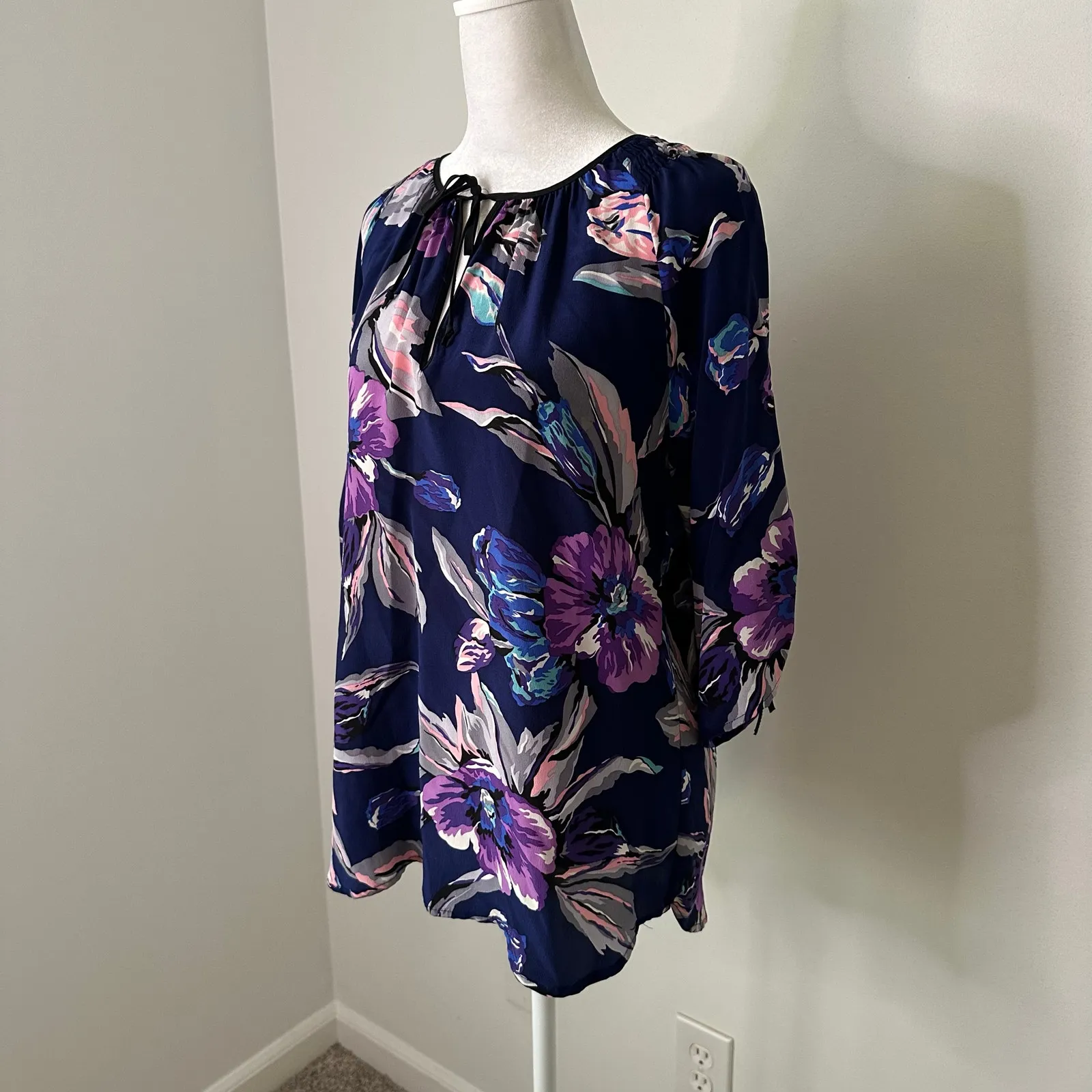 Yumi Kim navy blue floral silk 3/4 sleeve top size XS - Image 3