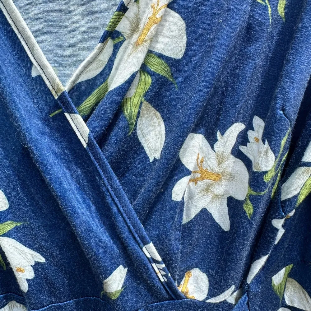 Pinup Fashion Floral Short Sleeve V - Image 3