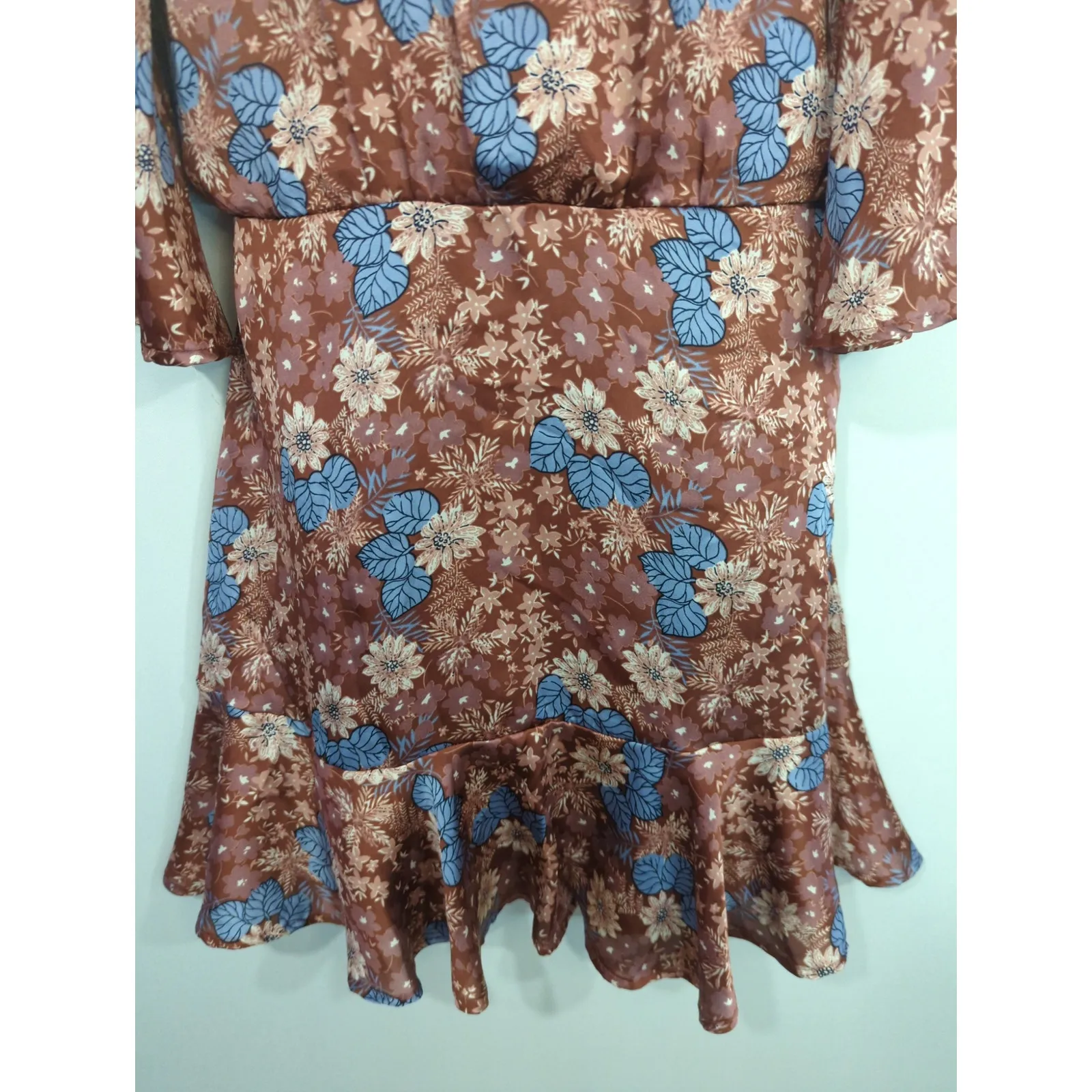 VICI Foster Satin Floral Keyhole Mini Dress - Size M - Mauve Tiered Bell Sleeve - Image 5