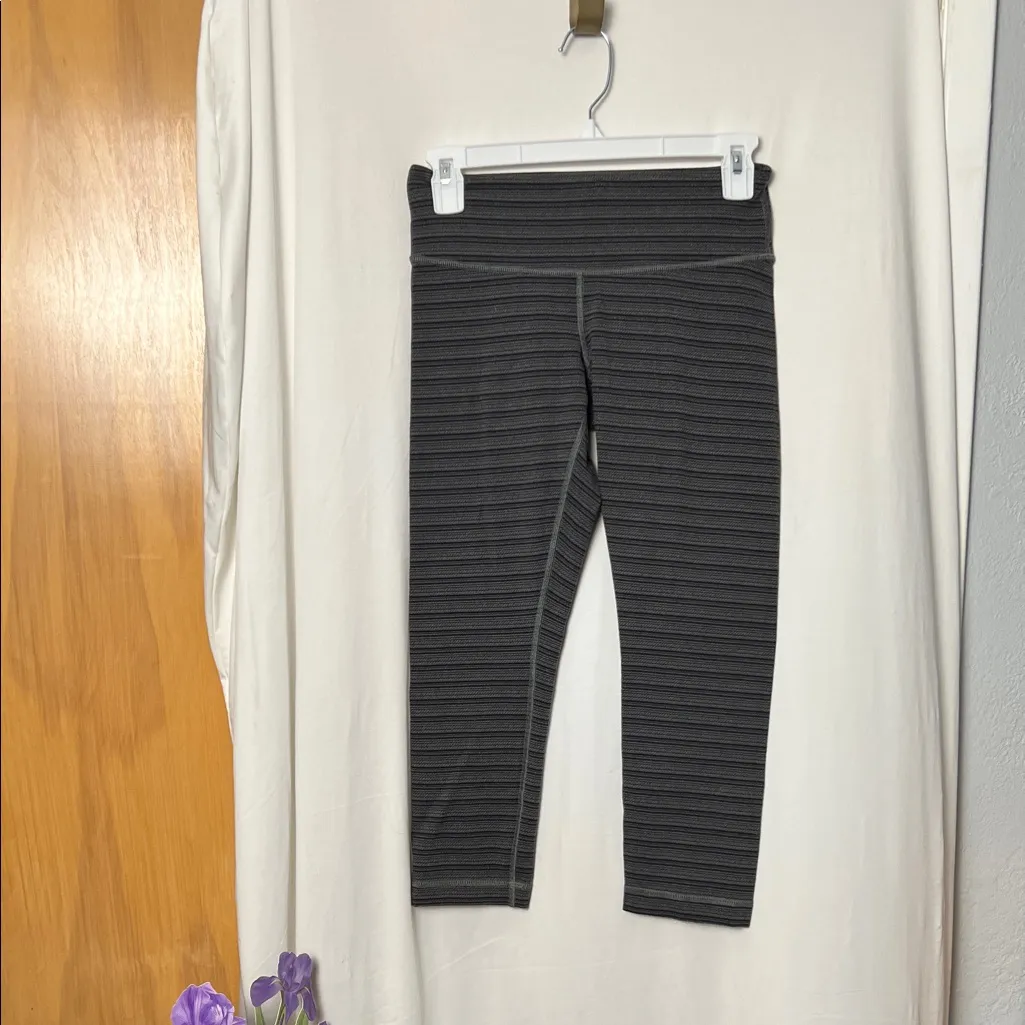 Lululemon Wunder Under Crop II-Textured Stripe Slate Deep Coal Size 4 - Image 3