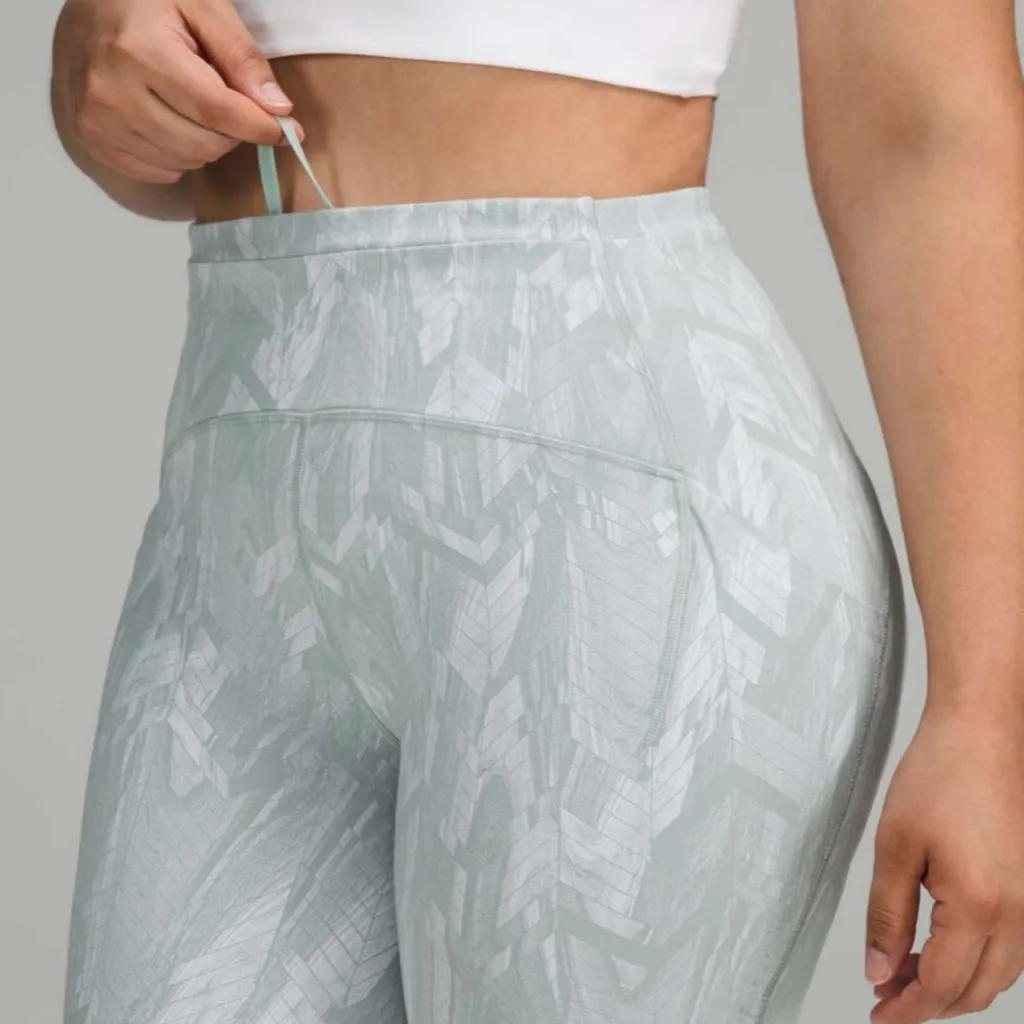 Lululemon Swift Speed High-Rise Short 8 Reverberate Chevron Silver Blue Wht Sz 8 - Image 3