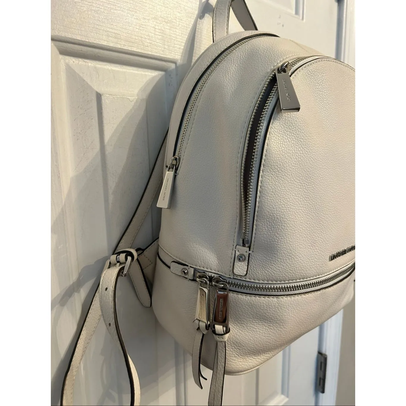 MICHAEL KORS RHEA ZIP BACKPACK PEBBLE LEATHER WHITE/SILVER - Image 2