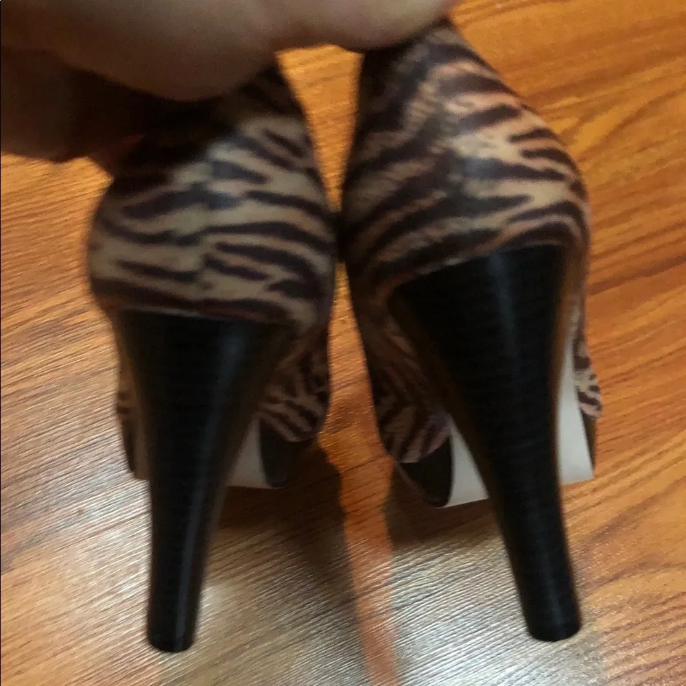 MADDEN GIRL Brown/Beige & Red Flower Heels S7.5 - Image 8