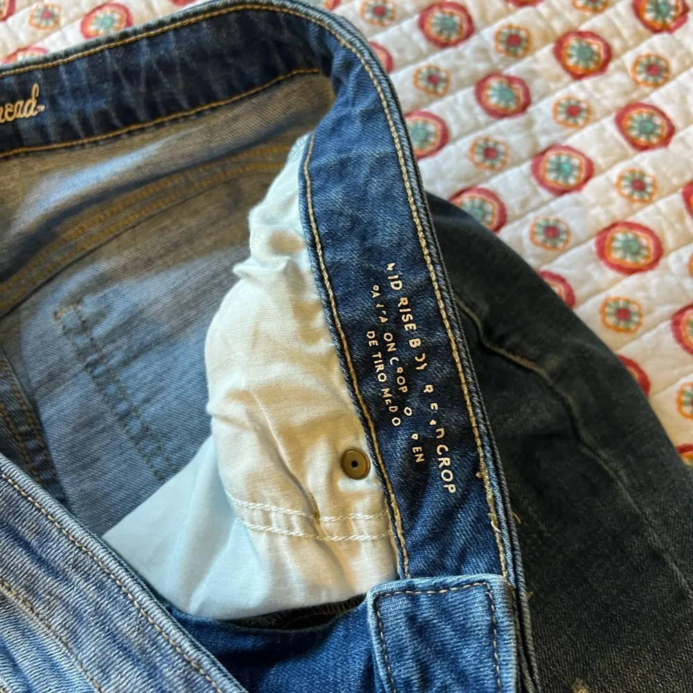 Universal Thread Mid Rise Boyfriend Cropped Distressed Jeans size 8 - Image 4