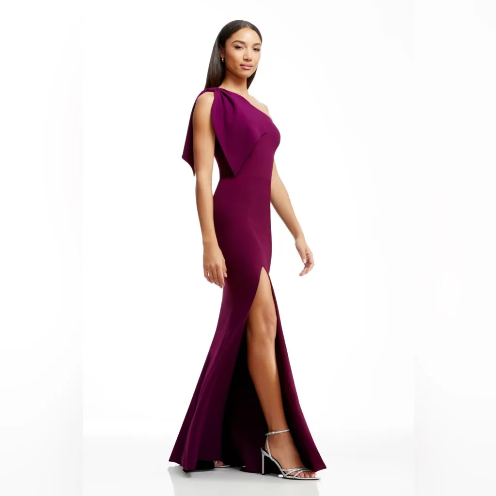 DRESS THE POPULATION Georgina One-Shoulder
Crepe‎ Gown dark magenta sz M - Image 2