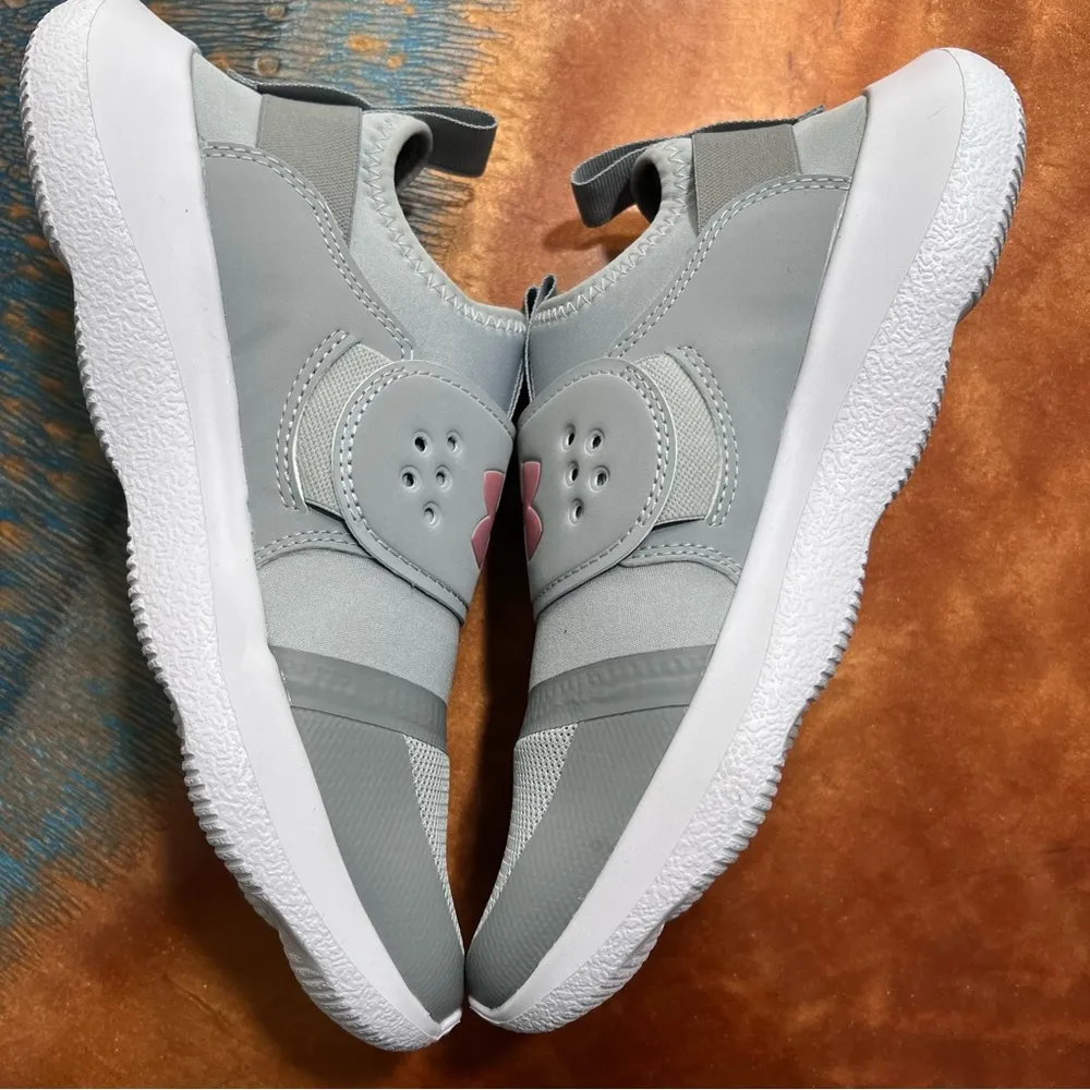 New UA Under Armour Run Play Sneakers gray white pink size 7.5 pull on shoes - Image 4