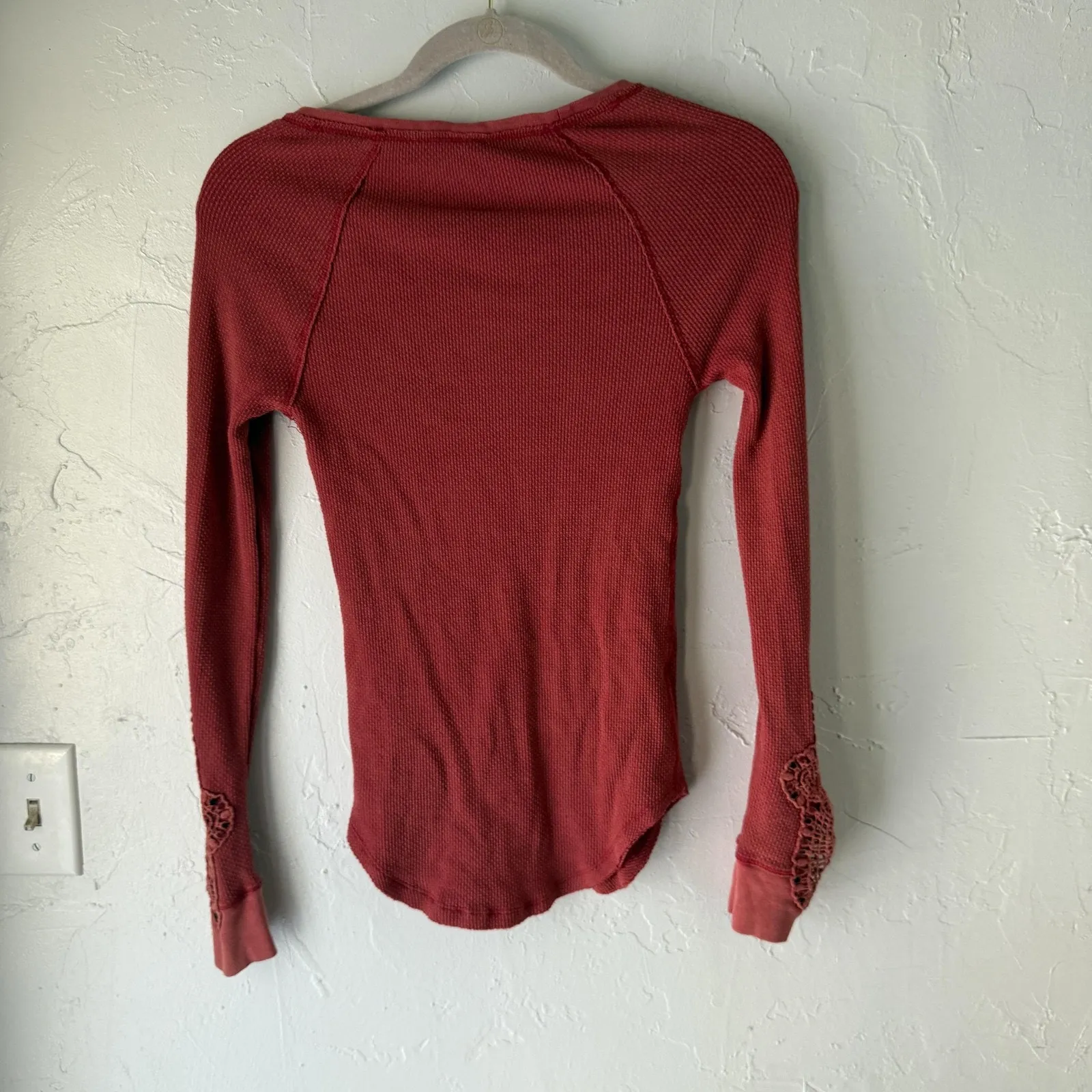 We The Free Thermal‎ Top Fitted XS Red Long Sleeve Crochet Cuff Waffle Knit Boho - Image 11