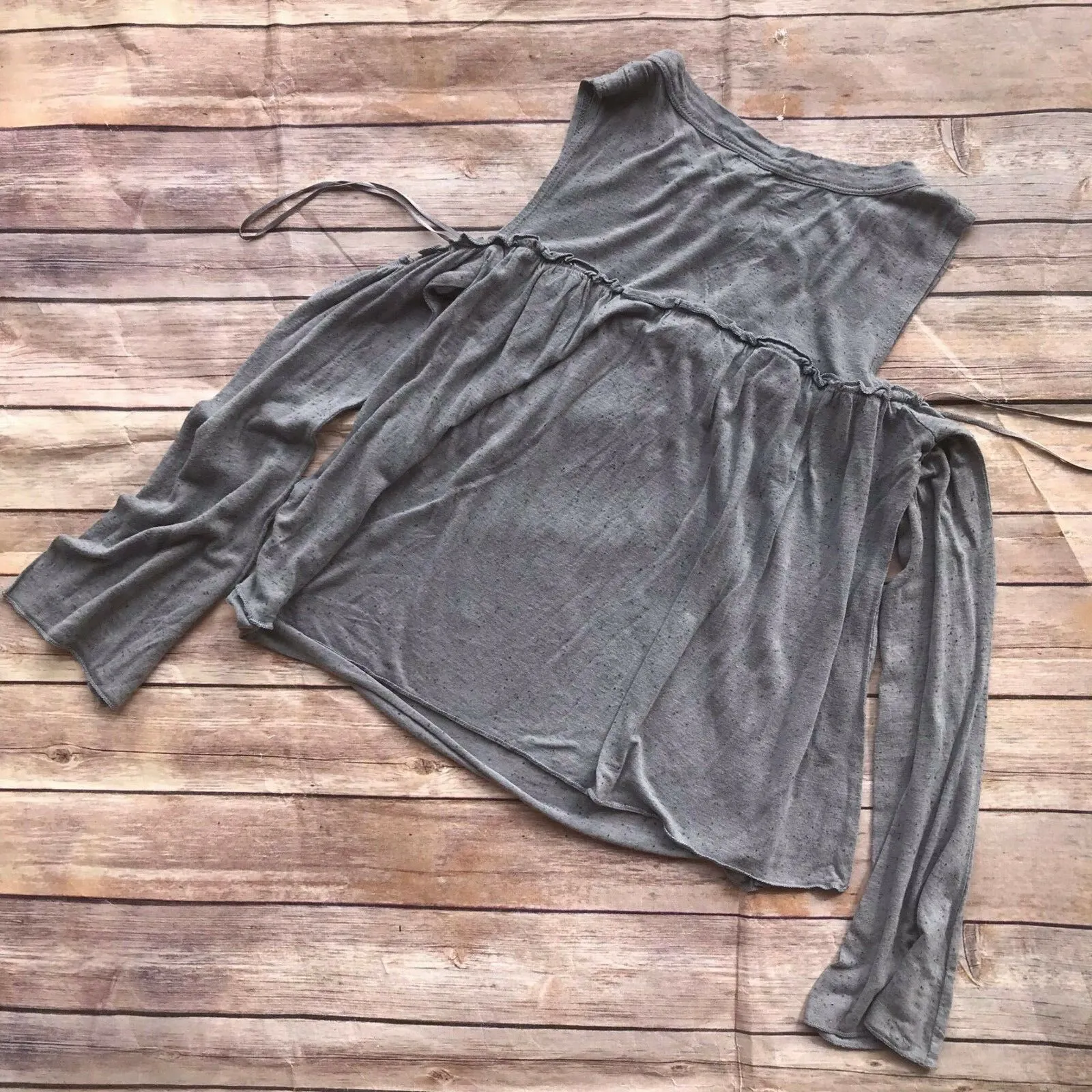 True Craft‎ Womens Juniors Top Size XS Ruffle Cold Shoulder Gray Ruffled - Image 4