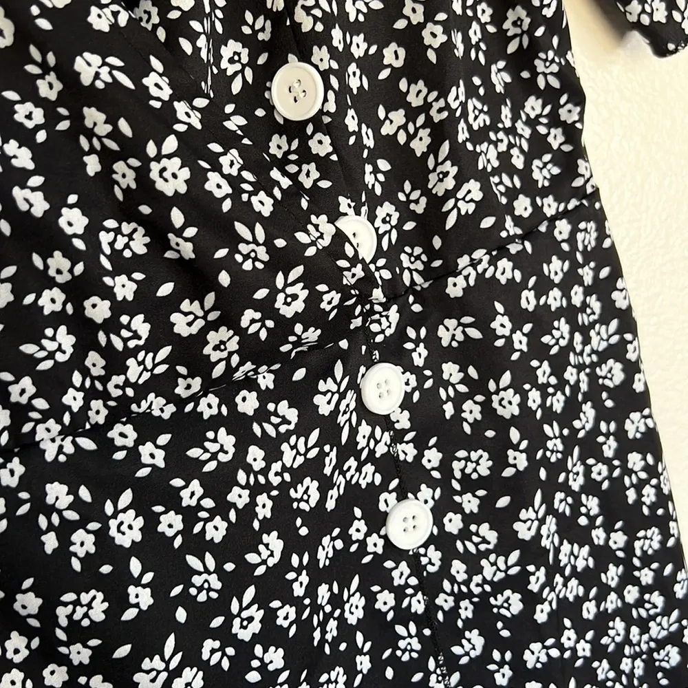 NWOT SweatyRocks Women's Ruffle Short Sleeve V Neck Button Detail Wrap sz L - Image 9