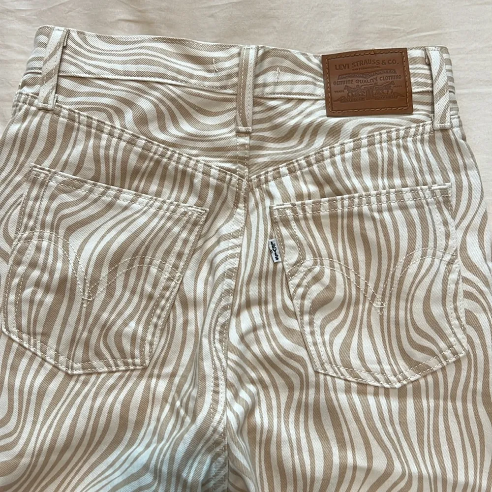 Levi’s Ribcage Straight Ankle Jeans in Optic Wavy Heat - Image 6