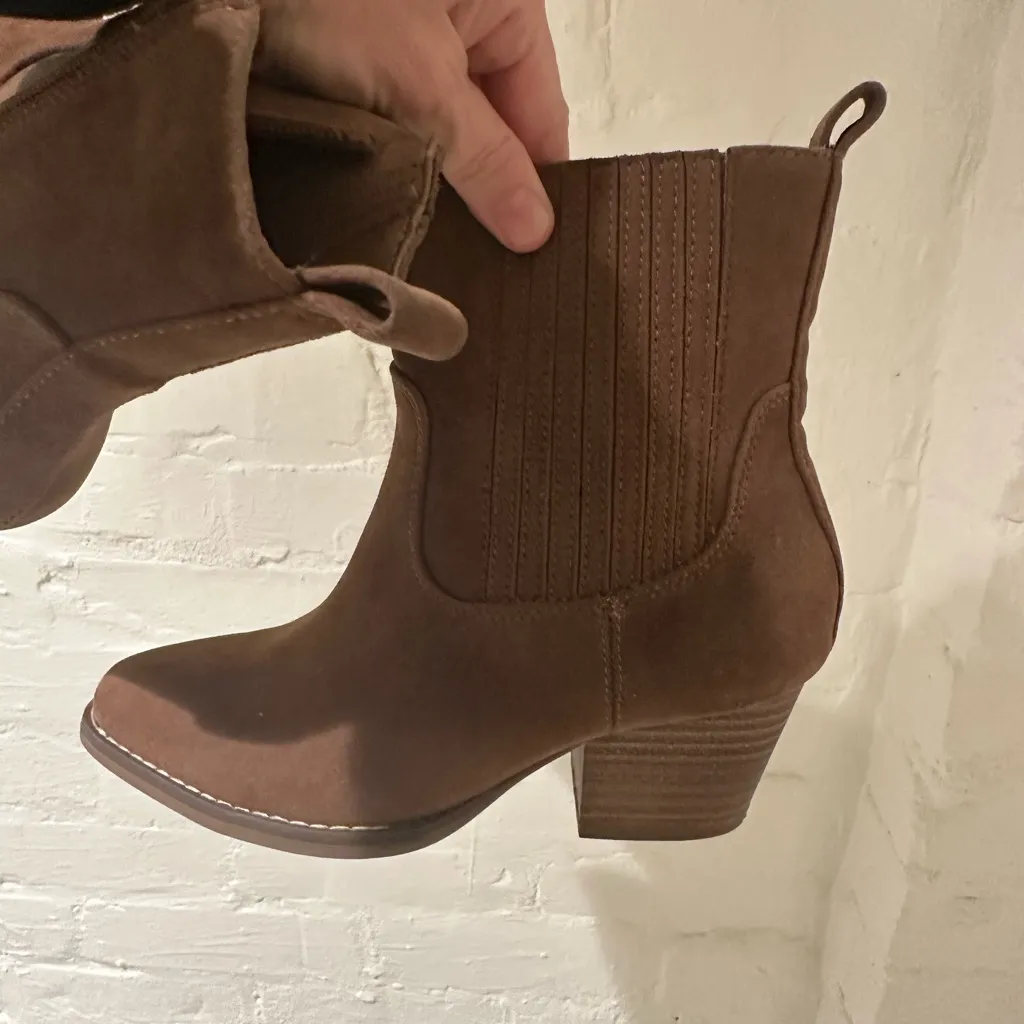 Rockport Brown Heeled Boots with Western Style and Chunky Heel Size 6 - Image 5