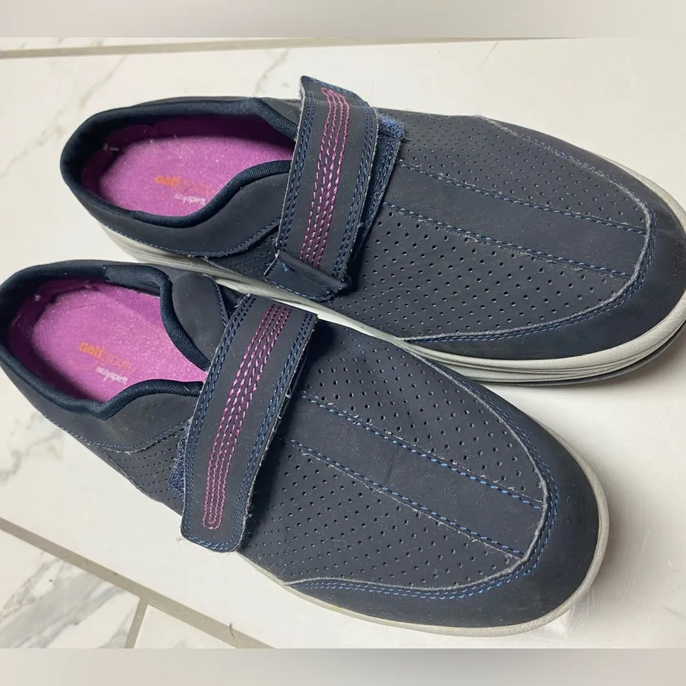 Easy Spirit Platform Anti Gravity Women's lightweight Tennis Shoes with Velcro. - Image 3