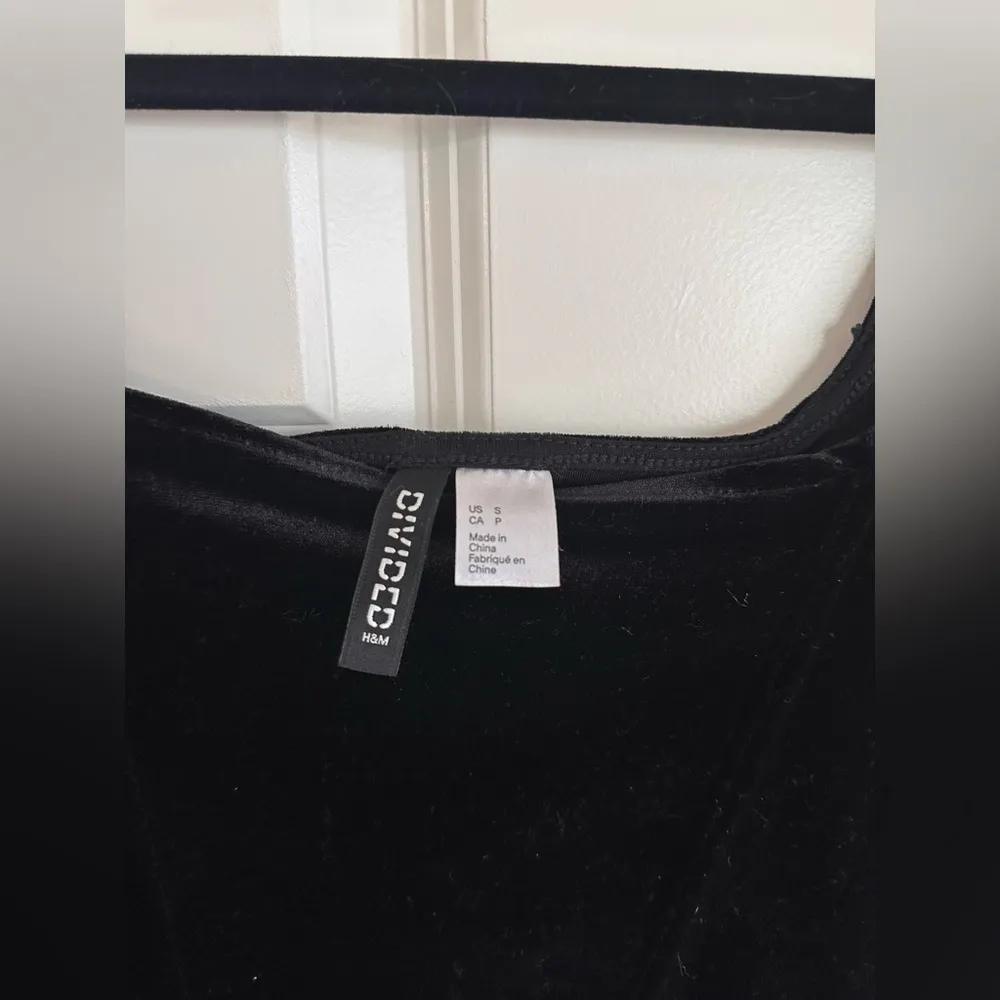H&M Divided shirt - black velvet long sleeve cropped top size small - Image 3