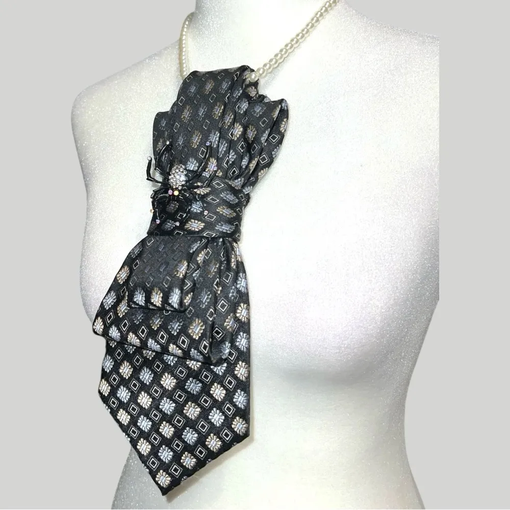 Elegant Black and Silver Patterned Tie necklace - Image 3