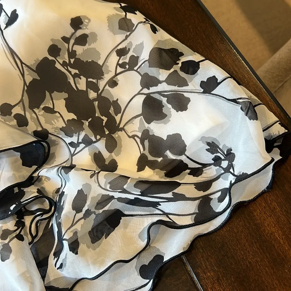 BCX Black & White Sleeveless Ruffle Front Lace Inset Top Size Small - Image 7