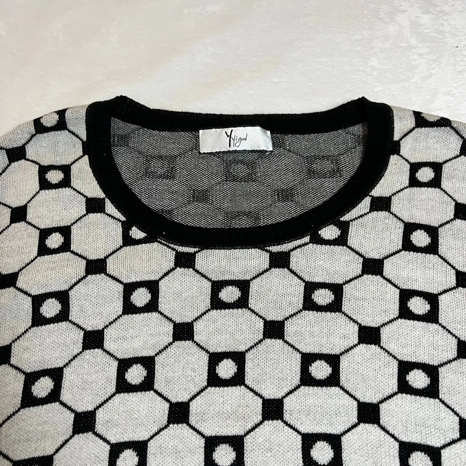 YYigal Round neck Honeycomb Stripe Pullover Sweater Size Medium Abstract Neutral Black - Image 3