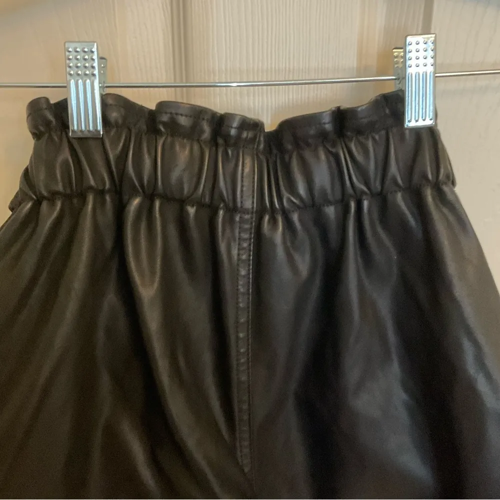 NWT Blank NYC Black Vegan Faux Leather Pa-perbag Shorts Size 29 - Image 5