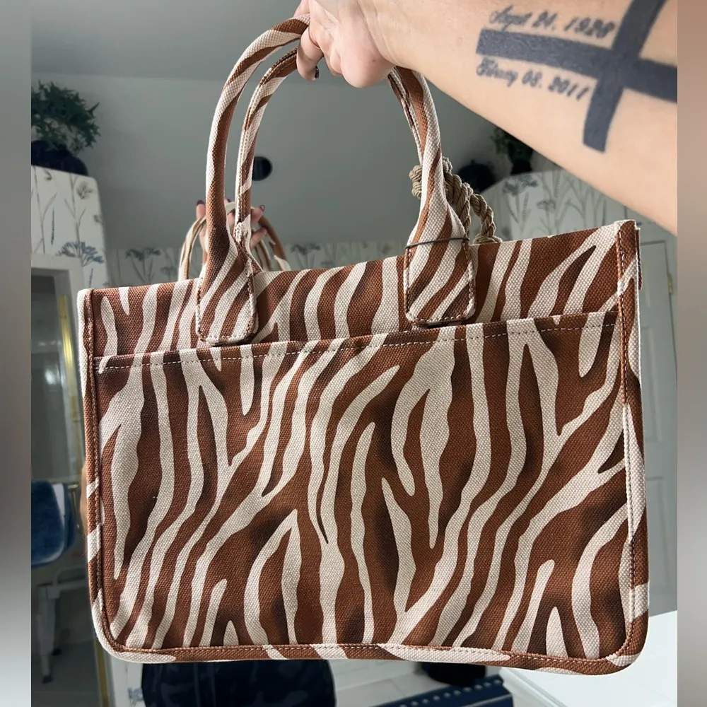 NWT VINCE CAMUTO Orla Tote - Image 5