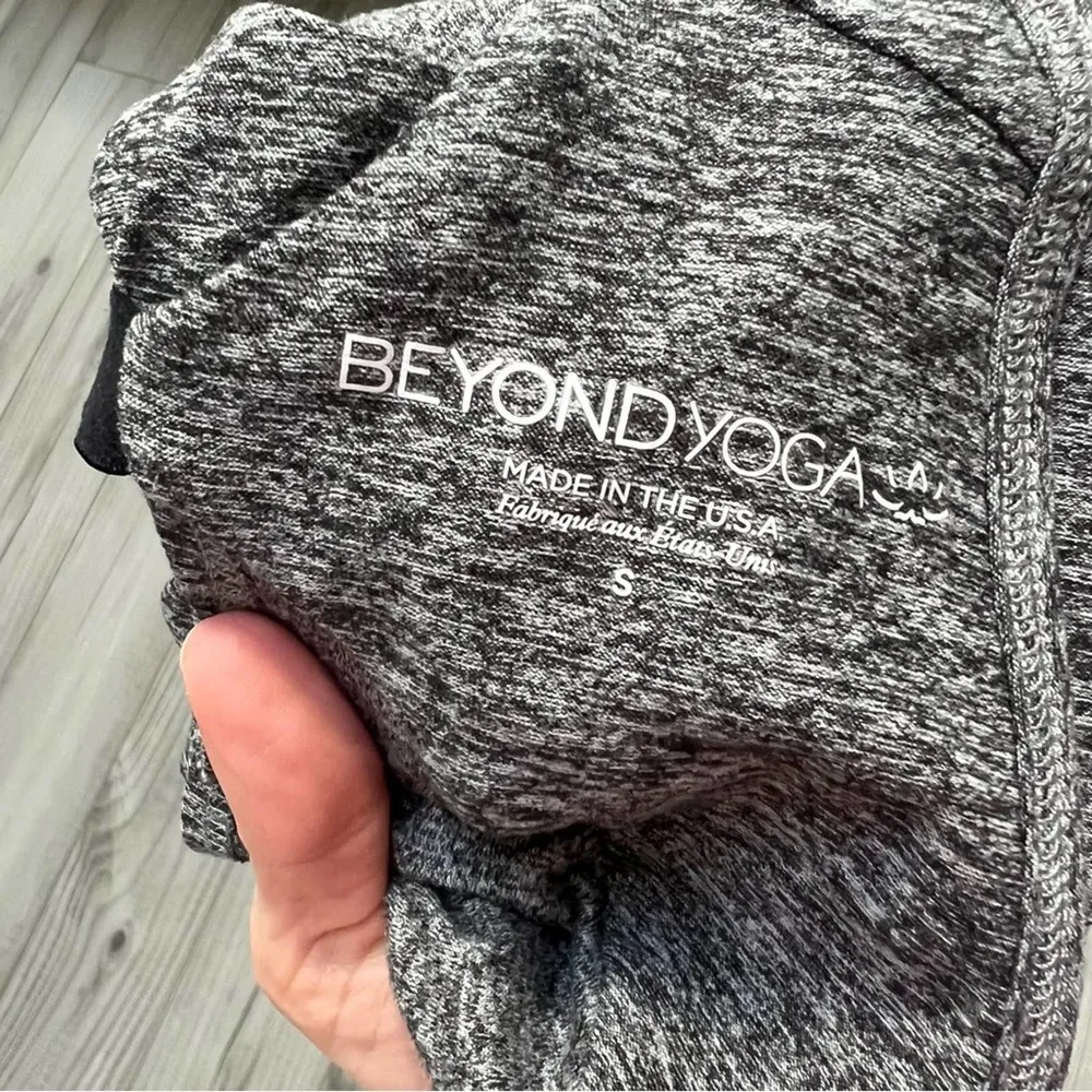 BEYOND YOGA Travel Lightweight Racerback Tank Space Dye Grey Small - Image 4