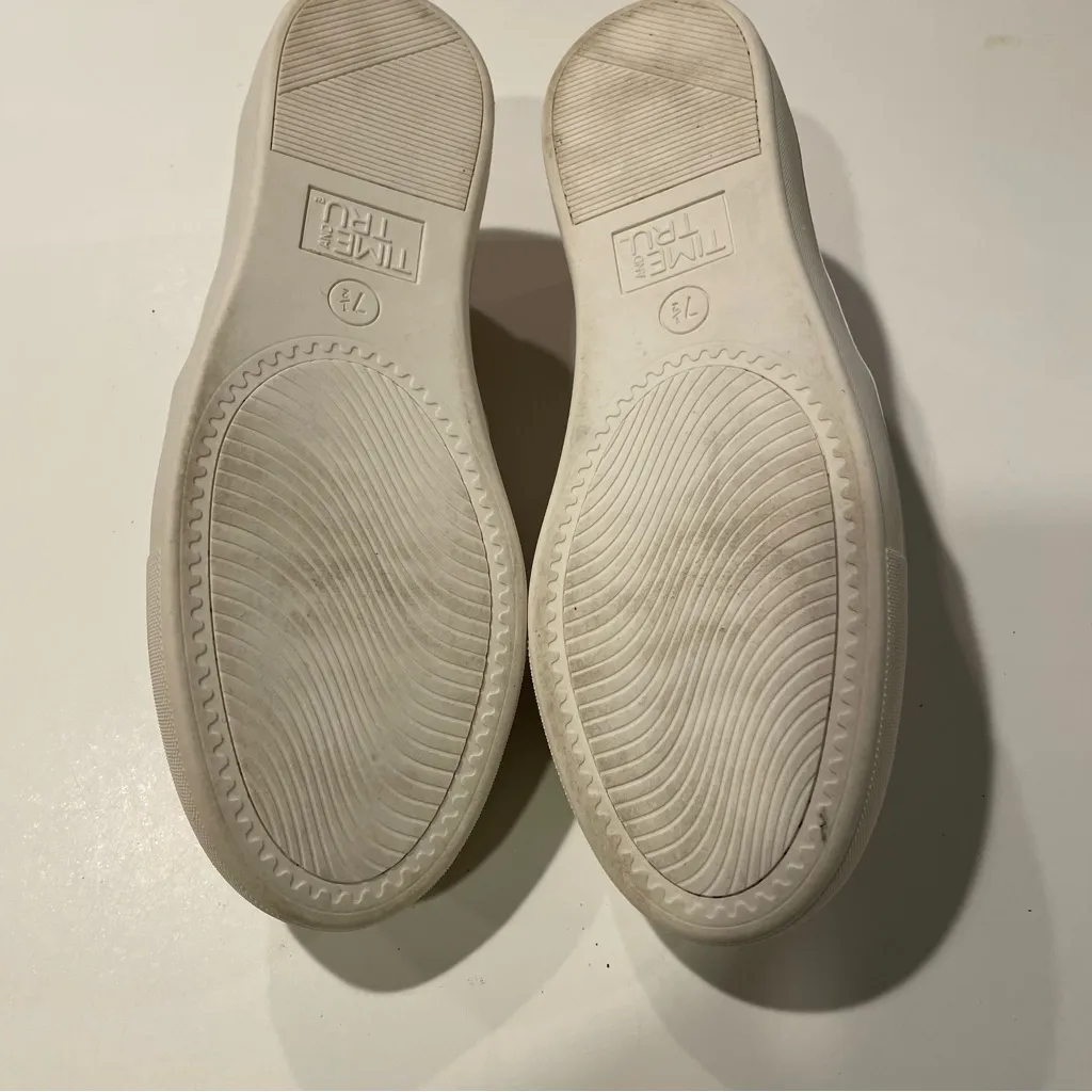 Time & Tru slip on shoes size 7.5 taupe alligator design with memory foam Tan - Image 6