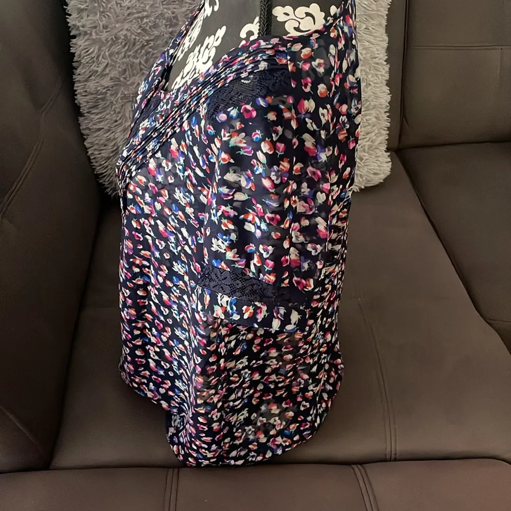 AMERICAN EAGLE OUTFITTERS Navy Blue & Design Sheer Button Down Blouse Size Large - Image 3