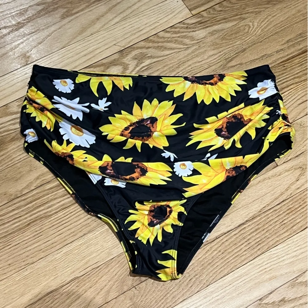 Shein 3XL Plus Size Sunflower and Daisy Ruched Swimsuit Bikini Bottoms NEW - Image 3