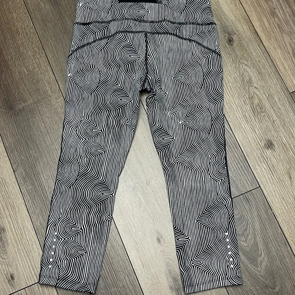 Nike Dri-Fit Leggings Women M Black White Swirl Stripe Yoga Running Pants - Image 10