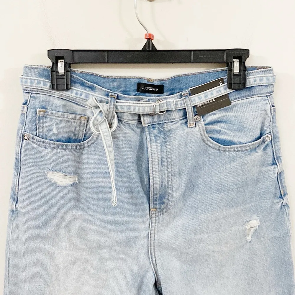 Express Super High Waisted 90s Bermuda Raw Hem Jean Shorts size 6 - Image 4