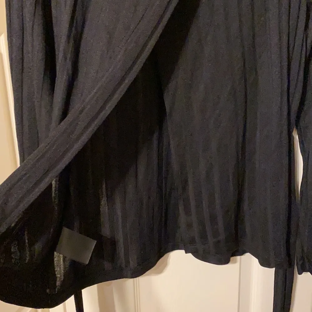 NWT H&M black long sleeve split back tie ribbed jersey blouse, size large - Image 7