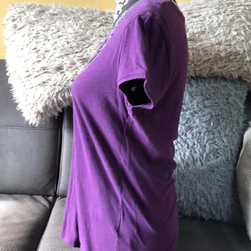 TAHARI Purple V-Neck T-Shirt - Image 3