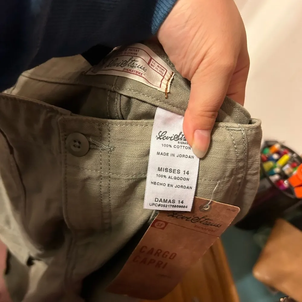 NWT LEVIS OLIVE GREEN Y2K CARGO CAPRIS - Image 3
