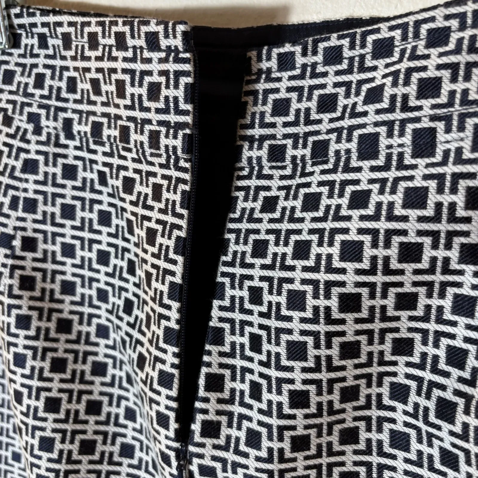 Banana Republic Geometric Print Silk-Blend Pencil Skirt Size 4‎ - Image 5