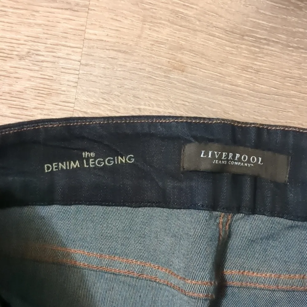 Liverpool Pull On The Denim Leggings Jeans size 6P Blue - Image 3